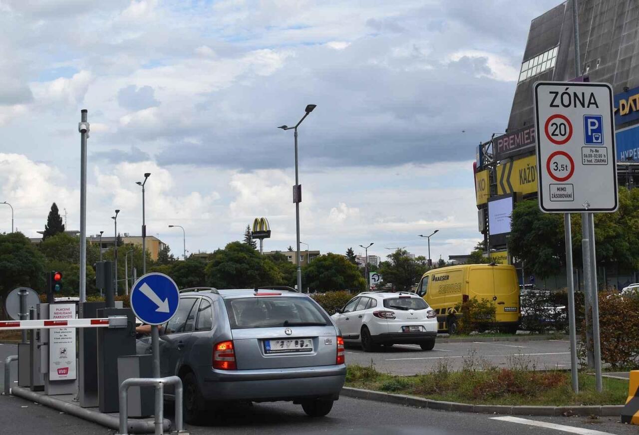 Fotka článku - Krátká autoškola jízdy po parkovišti. Někdy platí právo rychlejšího
