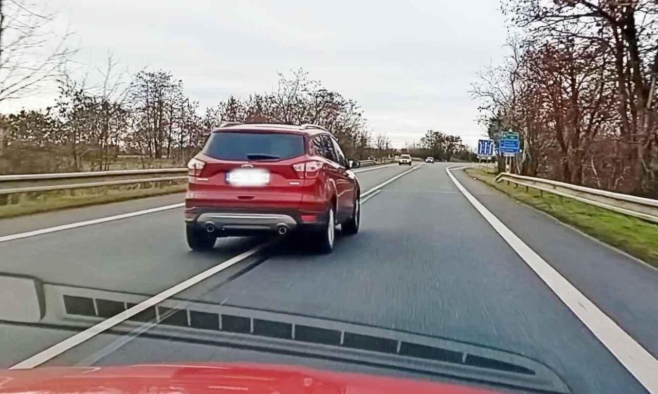 Fotka článku - Předjíždění přes plnou čáru je někdy povoleno: Tohle vám v autoškole neřekli?