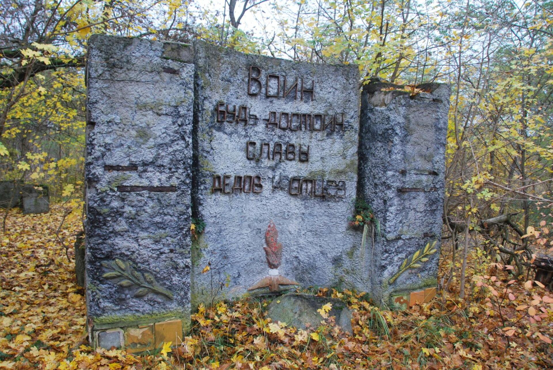 I pamětní desku pohlcuje příroda. Zdroj: Wikimedia Commons, One half 3544, Licence CC BY-SA 3.0