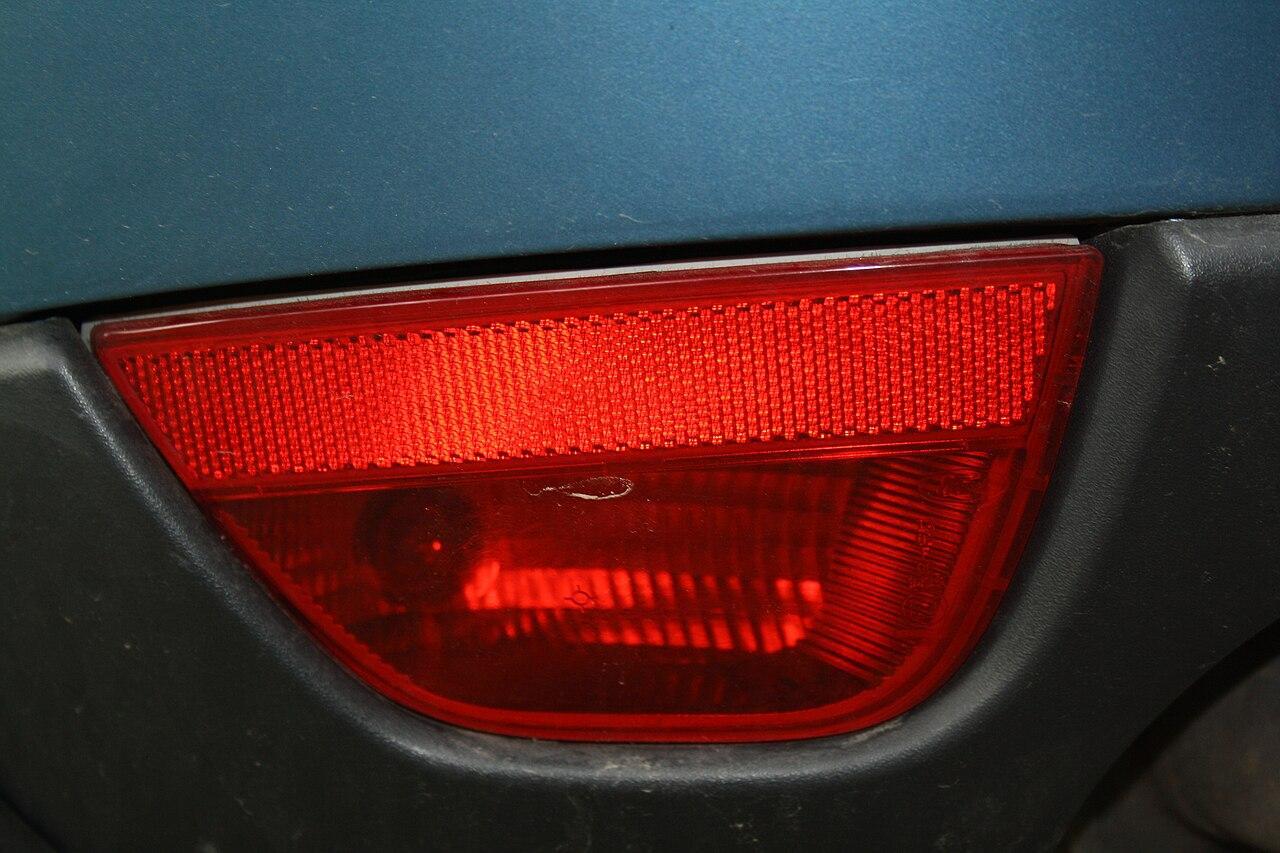 Zadní mlhové světlo pomáhá zviditelnit automobil při mlze, sněžení nebo hustém dešti. V těchto podmínkách zákon jeho použití nařizuje./ Zdroj: Frettie / Wikimedia Commons, CC BY 3.0.