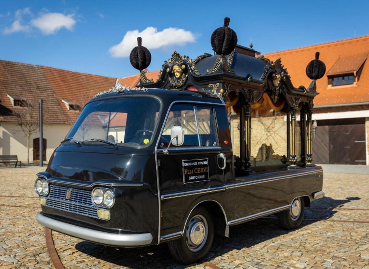 Fotka článku - Fiat 1100 T – možná jste ten neobvyklý pohřební vůz viděli v italském filmu