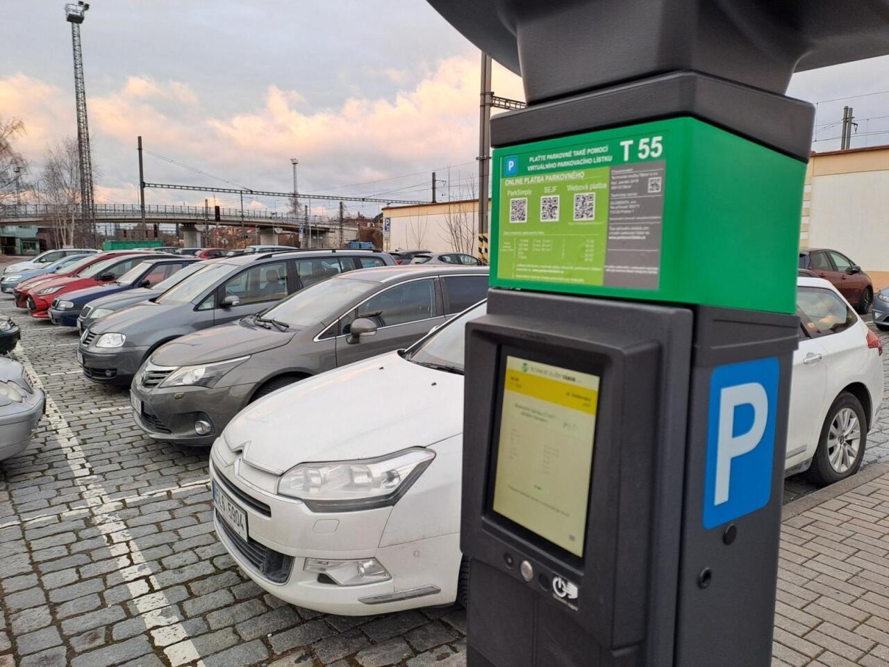 Fotka článku - Pozor na falešné QR kódy na parkovacích automatech. Řidičům hrozí pokuty i ztráta peněz