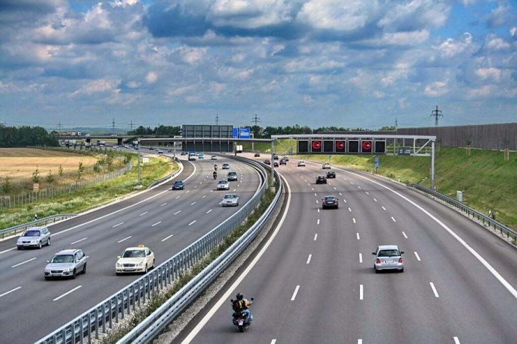 Na dálnicích v České republice elektroauta jezdí zdarma, bez známky. zdroj: Wikimedia Commons, Rl91, CC BY-SA 3.0