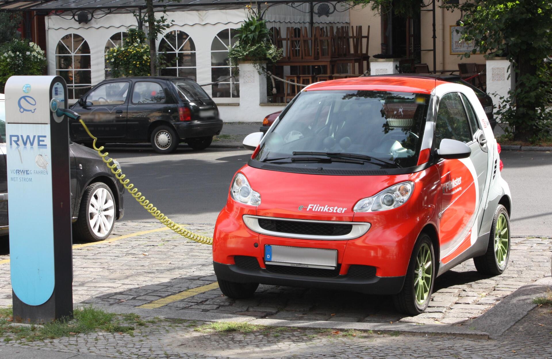 V řadě zemí mají elektroauta zdarma parkování. zdroj: Wikimedia Commons, Michael Movchin, CC BY-SA 3.0