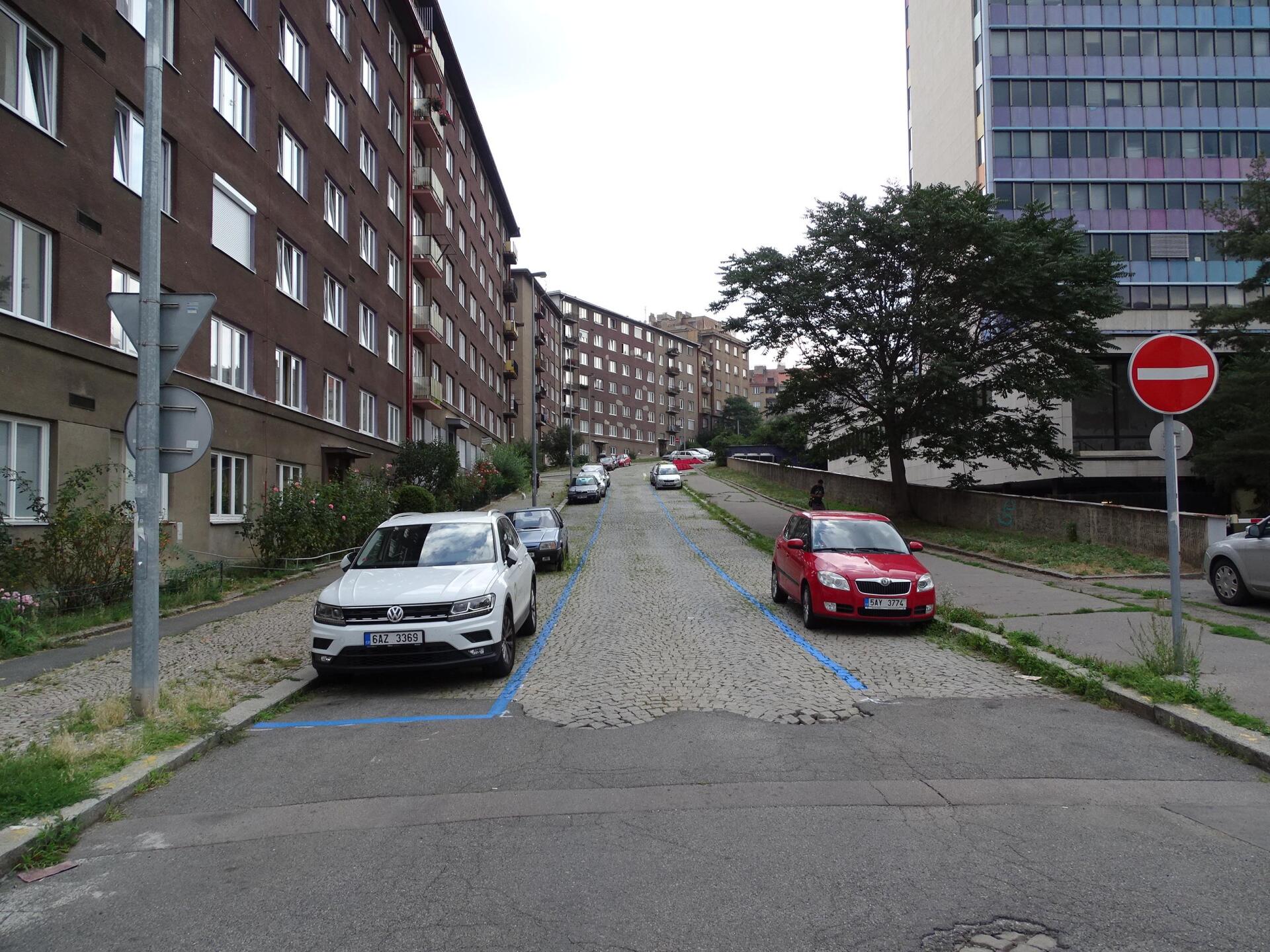 Při zdvojnásobení dnešní základní sazby by roční rezidentní oprávnění pro první auto v celé parkovací oblasti vyšlo na 2 400 korun. Jde o návrh, nikoli schválenou cenu. Zdroj: ŠJů / Wikimedia Commons, CC BY 4.0.