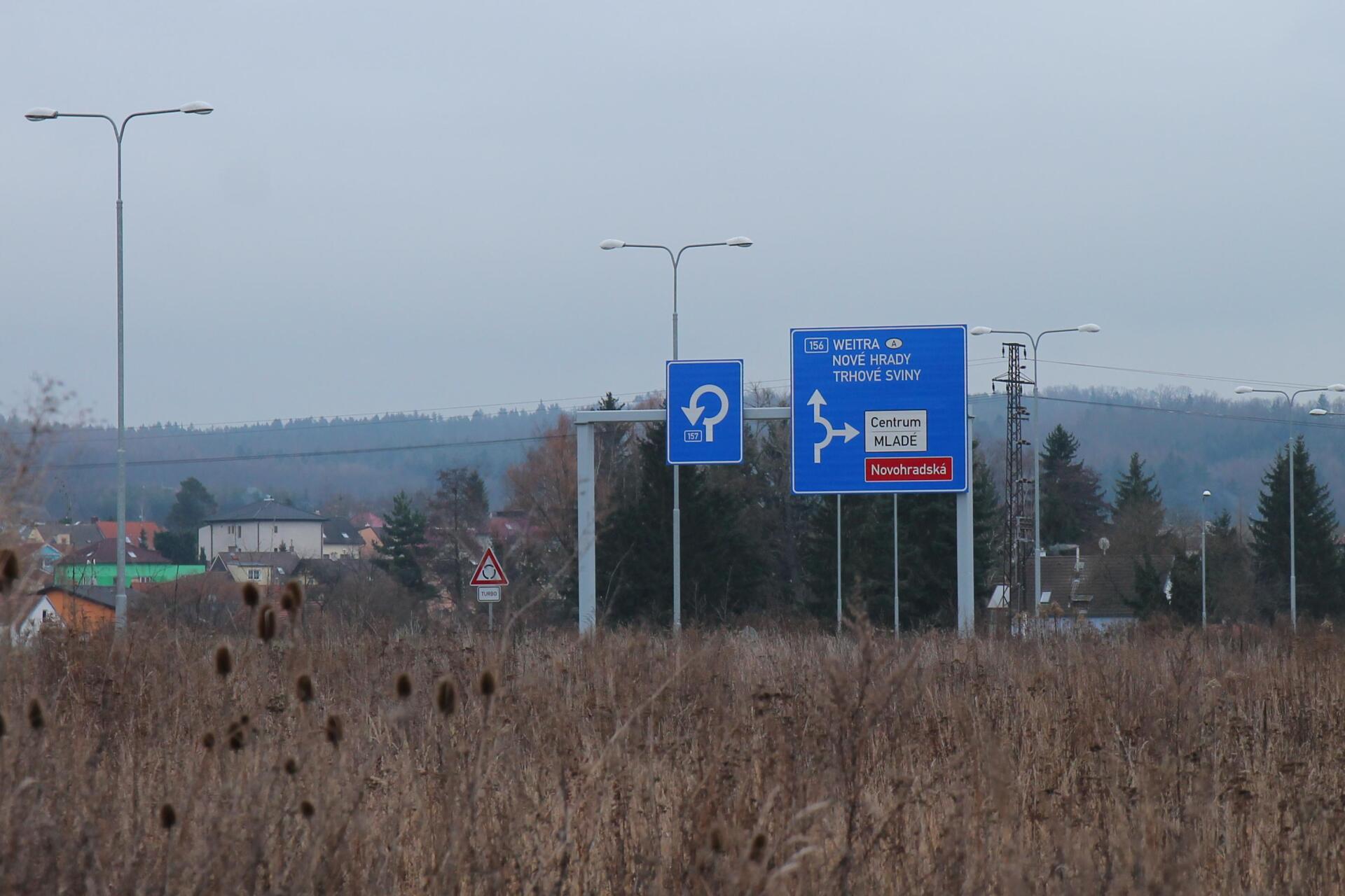 Směrové značení před turbookruní křiovatkou v Českých Budějovicích. / Zdroj: Draceane / Wikimedia Commons, CC BY-SA 4.0.