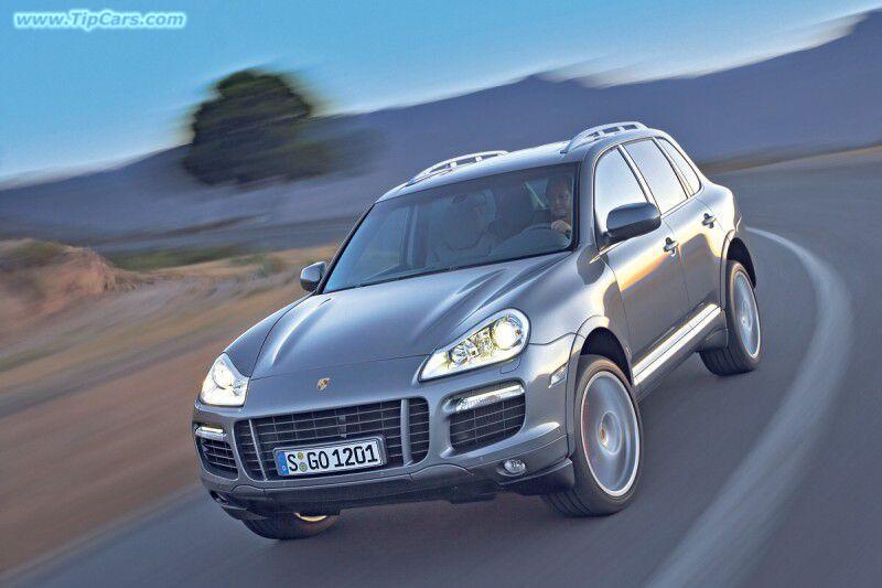 Porsche Cayenne dostalo silnější motory a nový tvar předních světel.