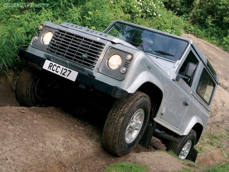 Land Rover Defender prošel od začátku výroby v roce 1948 menšími konstrukčními změnami než jeep, do jeho karosérie nelze například namontovat airbagy. V nabídce je se třemi různými rozvory a nekonečnou řadou karosérií a nástaveb.