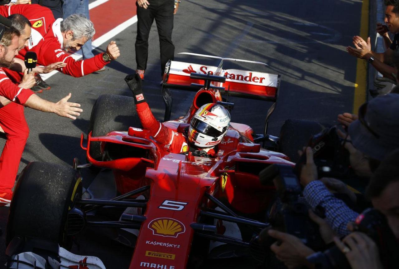 F1 2017 GP Austrálie - Sebastian Vettel (Ferrari) si užívá gratulace po příjezdu do pit lane