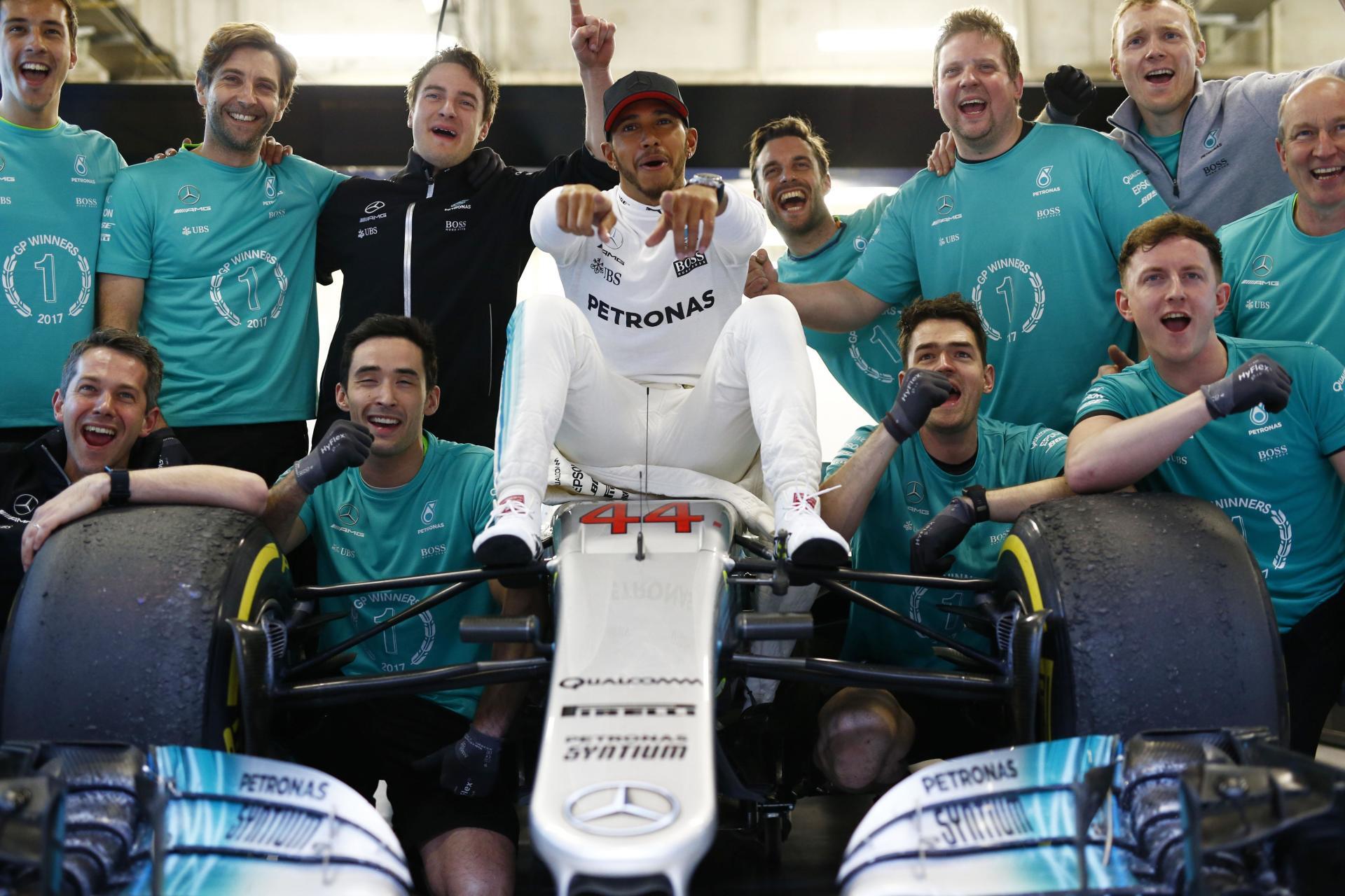 F1 2017 GP Číny - Lewis Hamilton (Mercedes) se svým týmem mechaniků a inženýrů