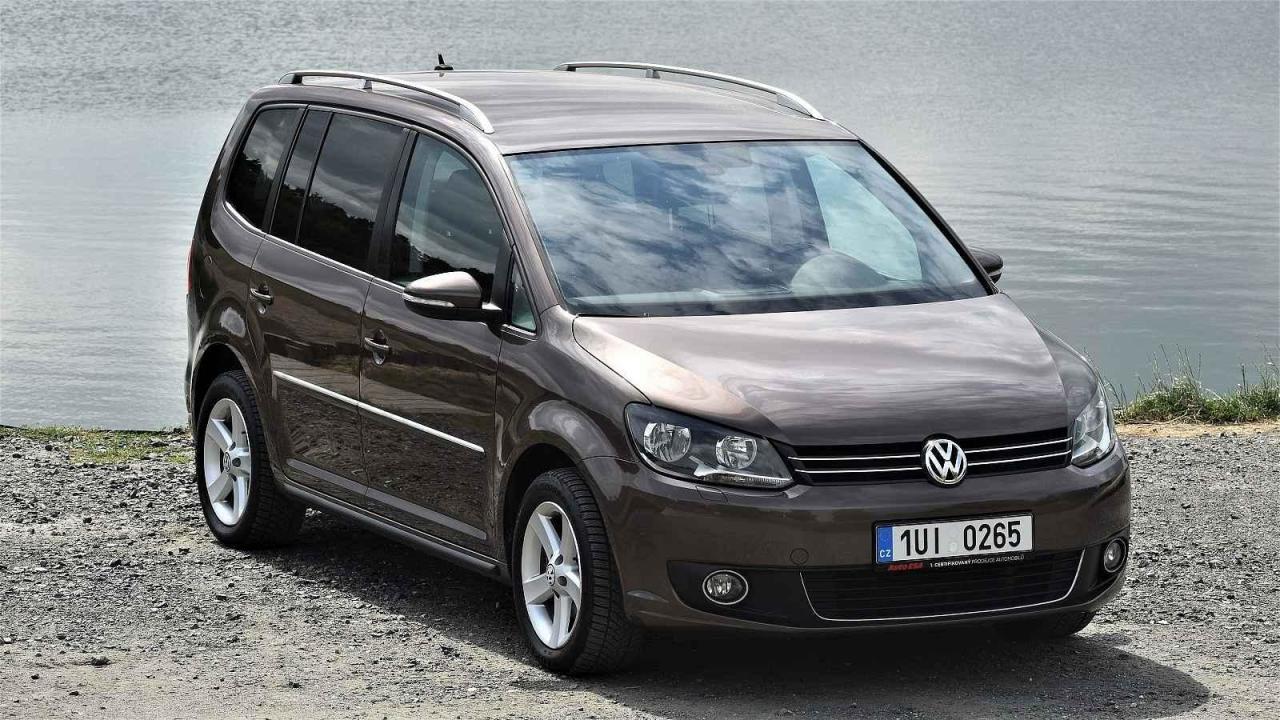 Volkswagen Touran působí usedle, ale je to dobrý rodinný společník