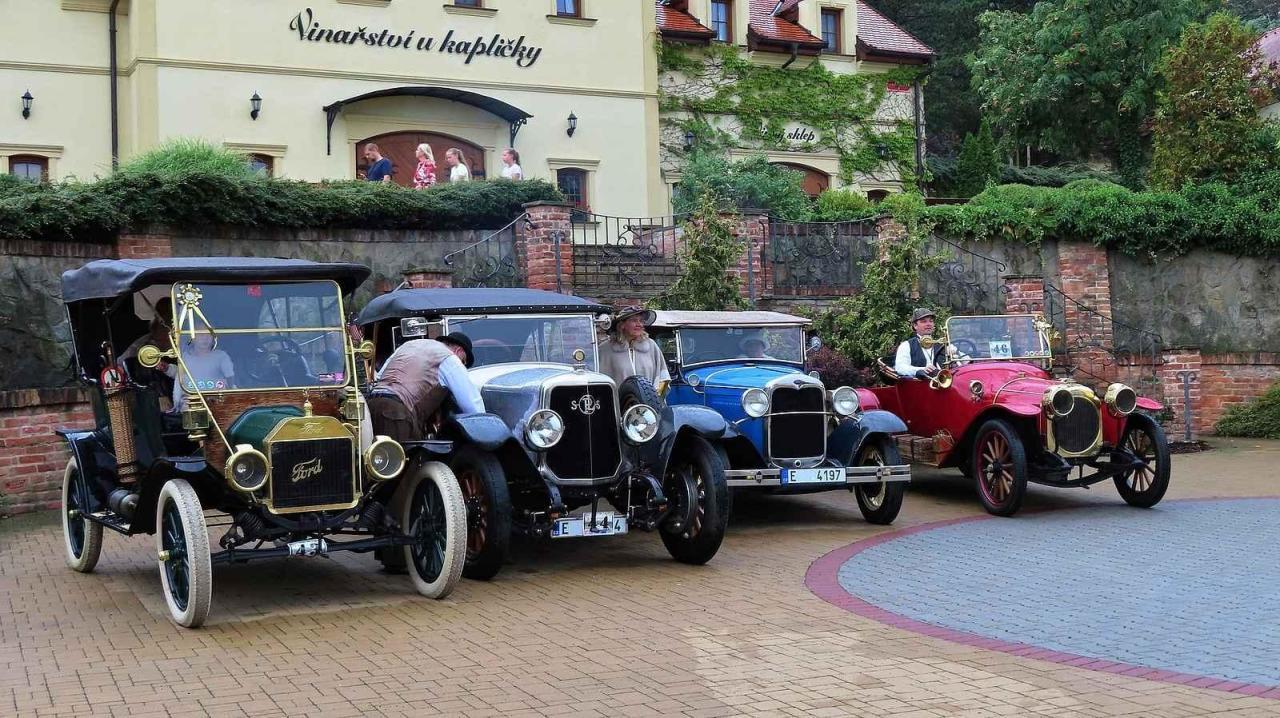 Pálavský Oldtimer přilákal na Břeclavsko desítky elegantnch veteránů.