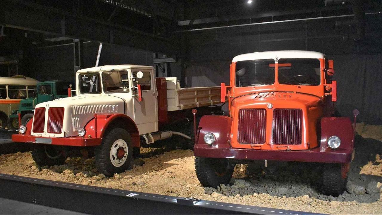 Tatra 111 ve válečné (vlevo) i poválečné verzi