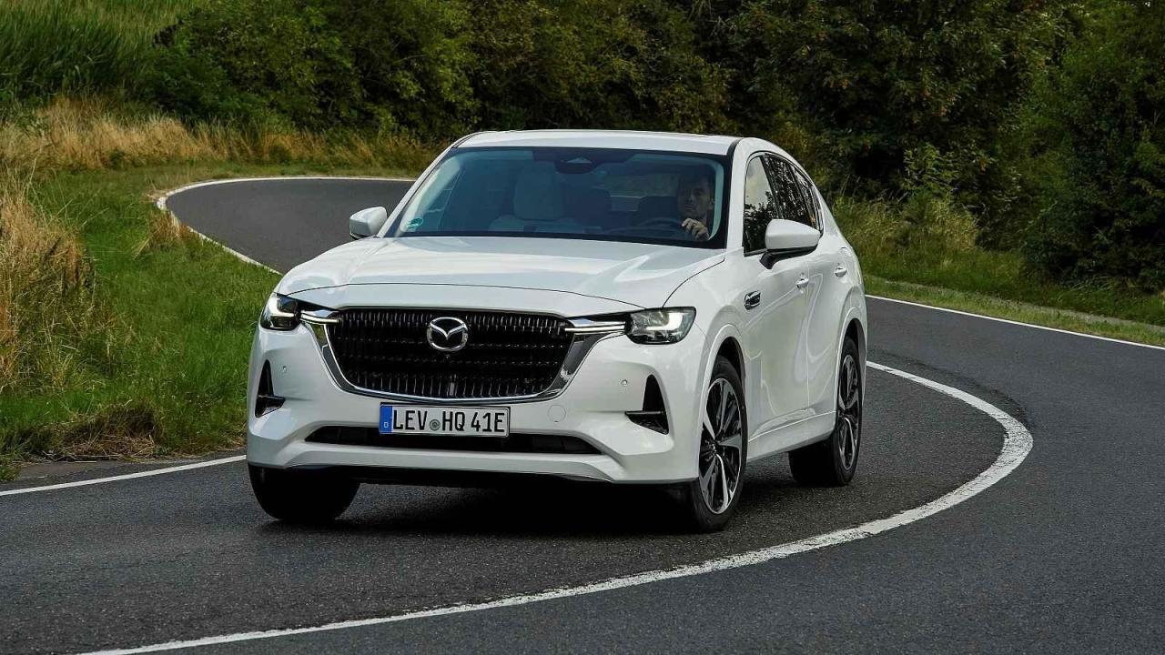 Mazda CX-60 si zdatně vede i na zatáčkovitých silnicích