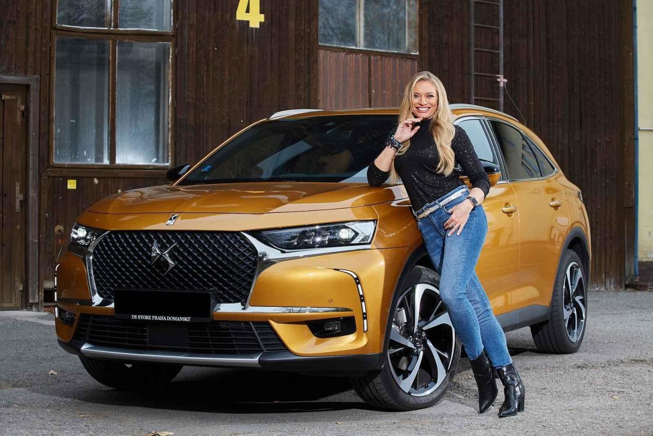 Fotka článku - Lucie Borhyová je věrná francouzské eleganci: Jezdí stejným autem jako Macron