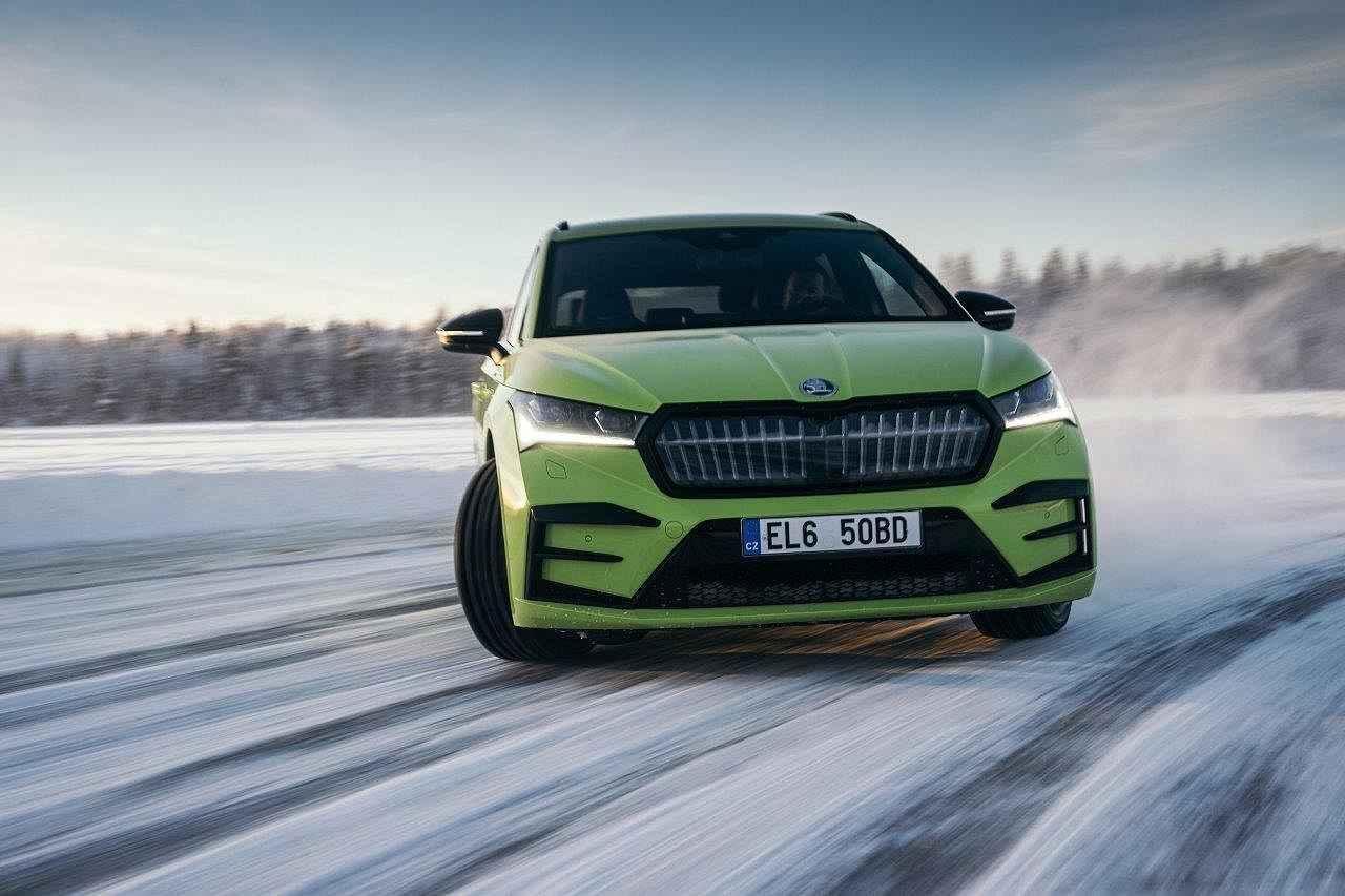 Automobilka Škoda pokořila s plně elektrickým vozem SUV Enyaq RS rekord v nejdelším souvislém driftu na ledě.