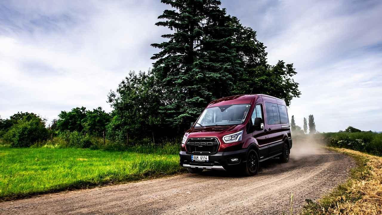 Ford Transit Trail v plné jízdě na nezpevněné komunikaci