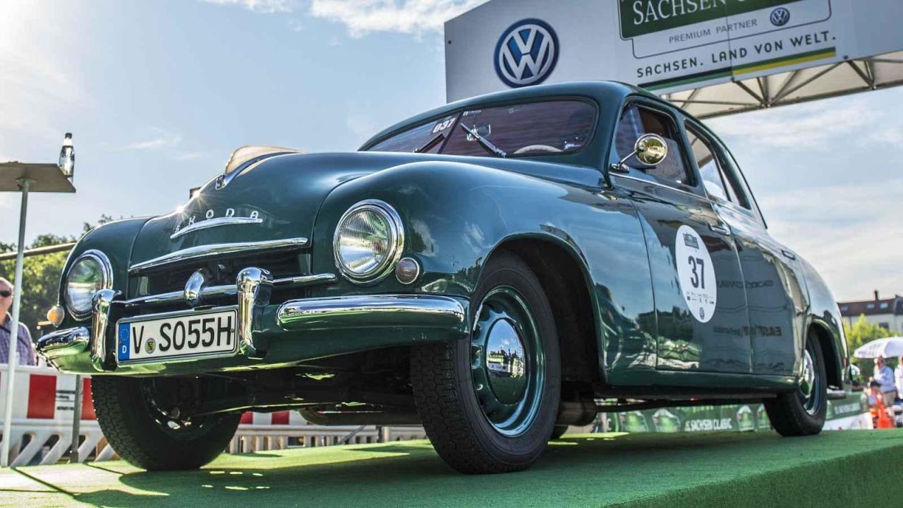 Škoda 1200 na startu veteránské rallye