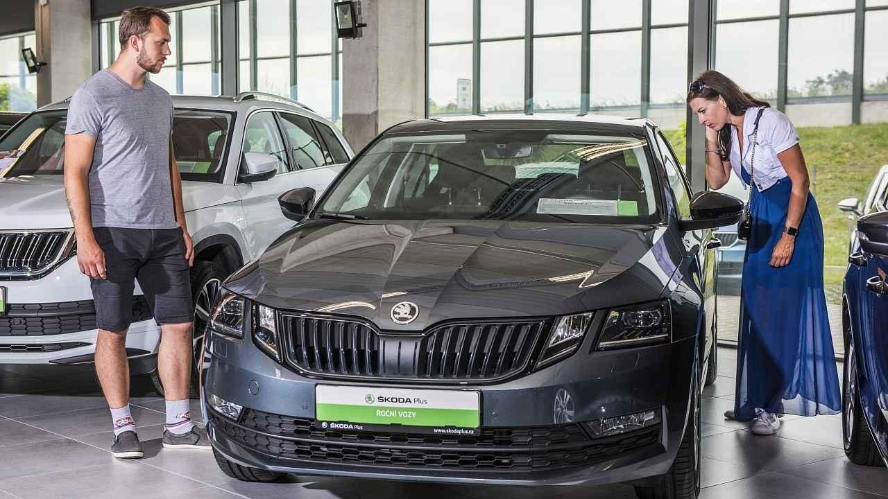 Vybírání vozu v showroomu Škoda Plus