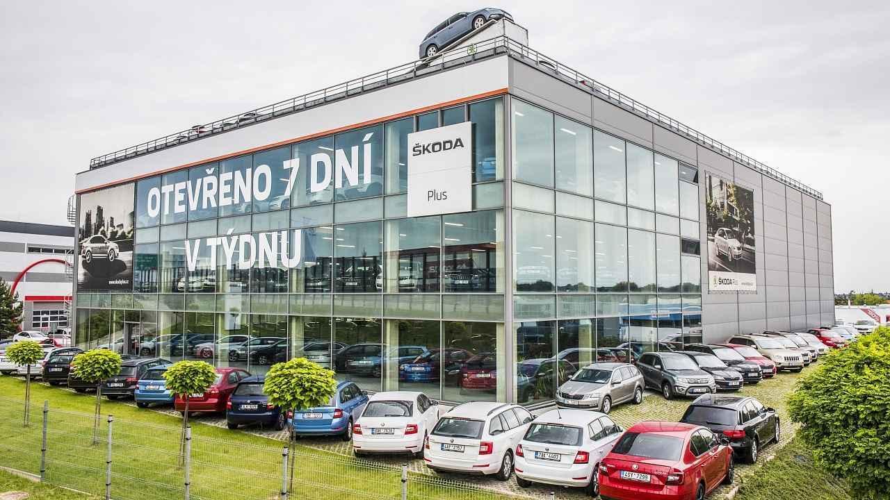 Autosalony ojetých aut Škoda jsou dnes často k nerozeznání od těch, kde se prodávají nová auta