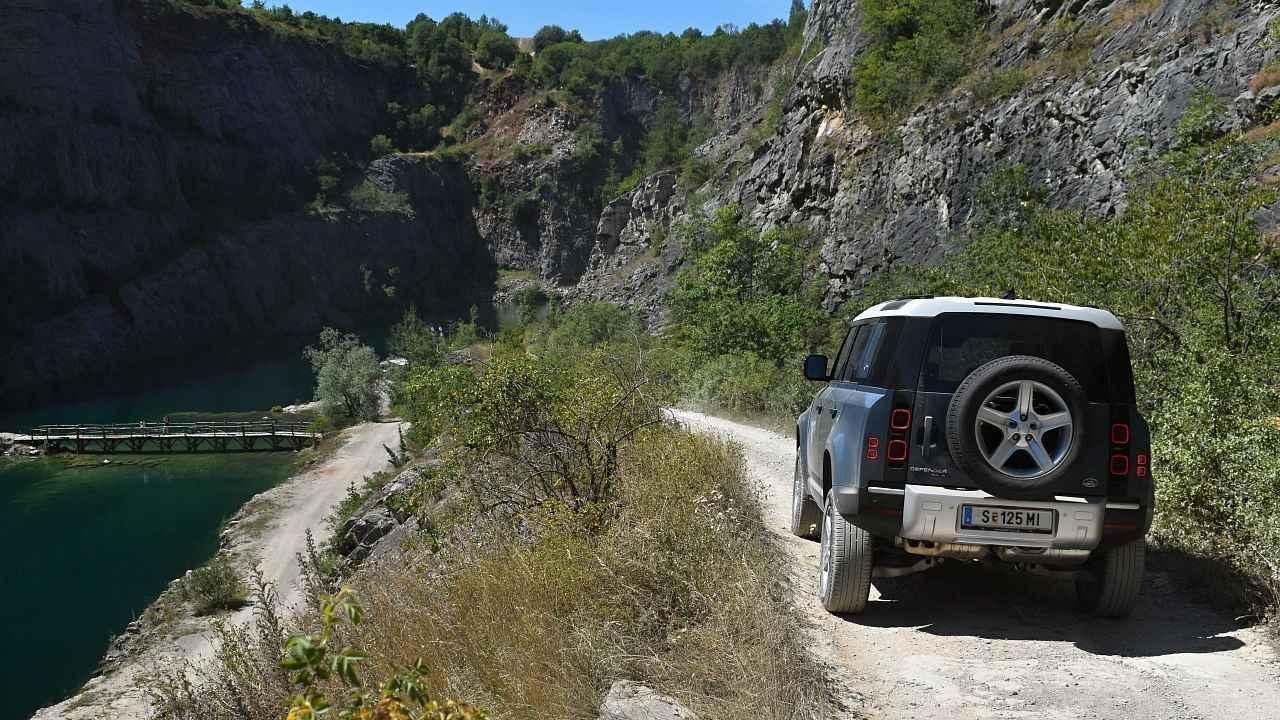 Prezentace vozu Land Rover Defender v lomu Velká Amerika