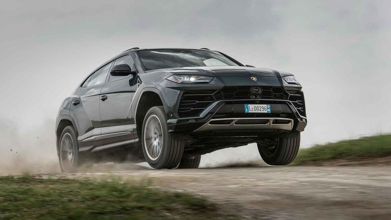 Lamborghini Urus. 0-100 km/h za 3,6 s. Maximální rychlost 305 km/h. Cena: 183 683 eur bez DPH.