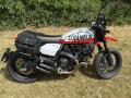 Ducati Scrambler Urban Motard ve v�born�m stavu, s bra�nami