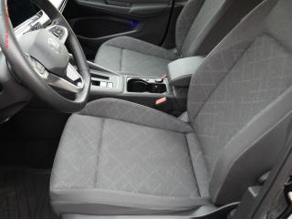 Volkswagen Golf (2024) 1.0ETSI, 1.maj,ČR, DSG, LED - náhled 9