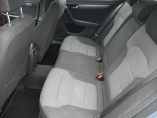 Volkswagen Passat (2012) 2.0 TDi, AC, temp - náhled 10