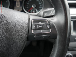 Volkswagen Passat (2012) 2.0 TDi, AC, temp - náhled 13