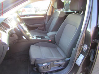 Volkswagen Passat (2018) 1.6 TDi, DSG, AC - náhled 9