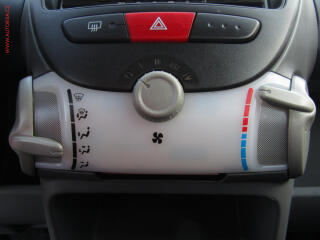 Volkswagen Polo (2005) 1.4d, AC, park.asist - náhled 11