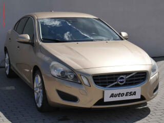 Volvo S60 2.0T, �R, K��e, v�h�ev sed.
