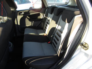 Ford Focus (2010) 1.6 i, AC, tažné - náhled 10