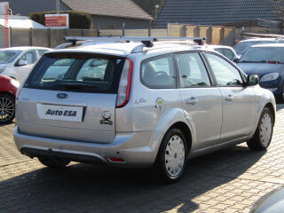 Ford Focus (2010) 1.6 i, AC, tažné - náhled 4