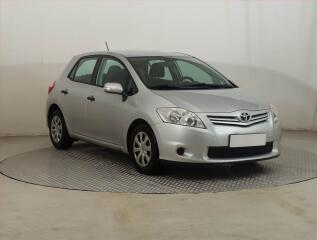Toyota Auris Base 1.4 D-4D, rezervace
