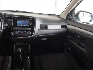 Mitsubishi Outlander (2017) 2.2 DI-D, 4X4, 7 míst - náhled 8