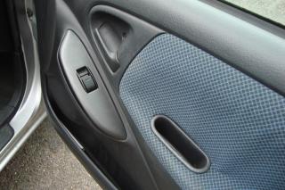 Toyota Yaris (2005) 1.0 VVT-i, Klima, Pojízdné ! - náhled 25