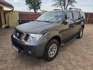 Nissan Pathfinder 2.5 dCi LE 140Kw manu�l 