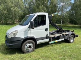 Iveco 70C17 nosi kontejneru 