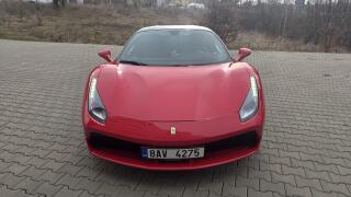 Ferrari 488 jako nov� pln� servis Z�RUKA