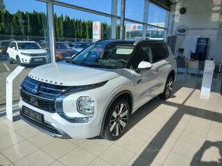 Mitsubishi Outlander 2.4 PHEV Instyle | 8 let z�r.