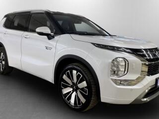 Mitsubishi Outlander 2.4 PHEV Instyle | 8 let | nov