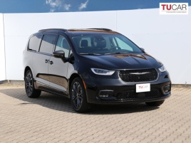 Chrysler Pacifica Touring L AWD Road Tripper