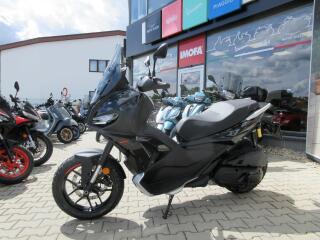 Aprilia SR GT 400