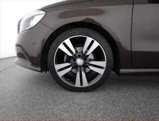 Mercedes-Benz Třídy A (2017) AMG line A 180 d, Automat - náhled 19