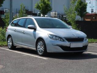 Peugeot 308 1.2 e-THP, nov� STK, zamluveno