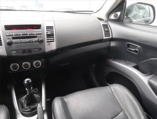 Mitsubishi Outlander (2008) Intense 2.0 DI-D, 4X4, 7 míst - náhled 8