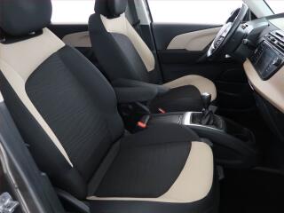 Peugeot 2008 (2021) Active Pack 1.2 PureTech, ČR - náhled 9