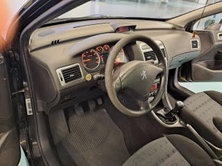 Peugeot 307 (2004) 1.6 /80kW, 7míst, panorama - náhled 9